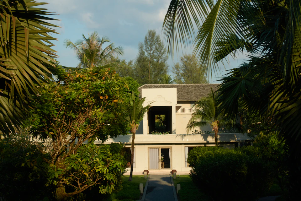 Foto inspirasi rumah tropis dengan taman; bukan lokasi atau desain final perumahan Banjaran.