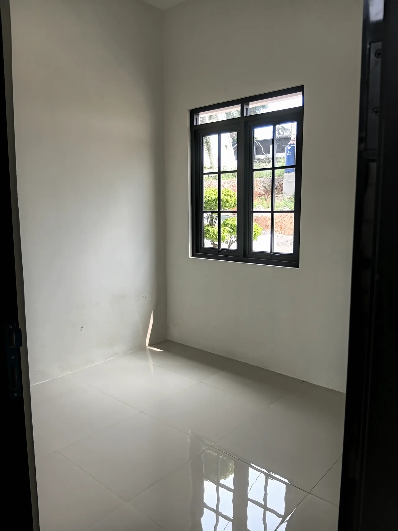 Kamar dengan jendela Bukit Flamboyan Indah 2