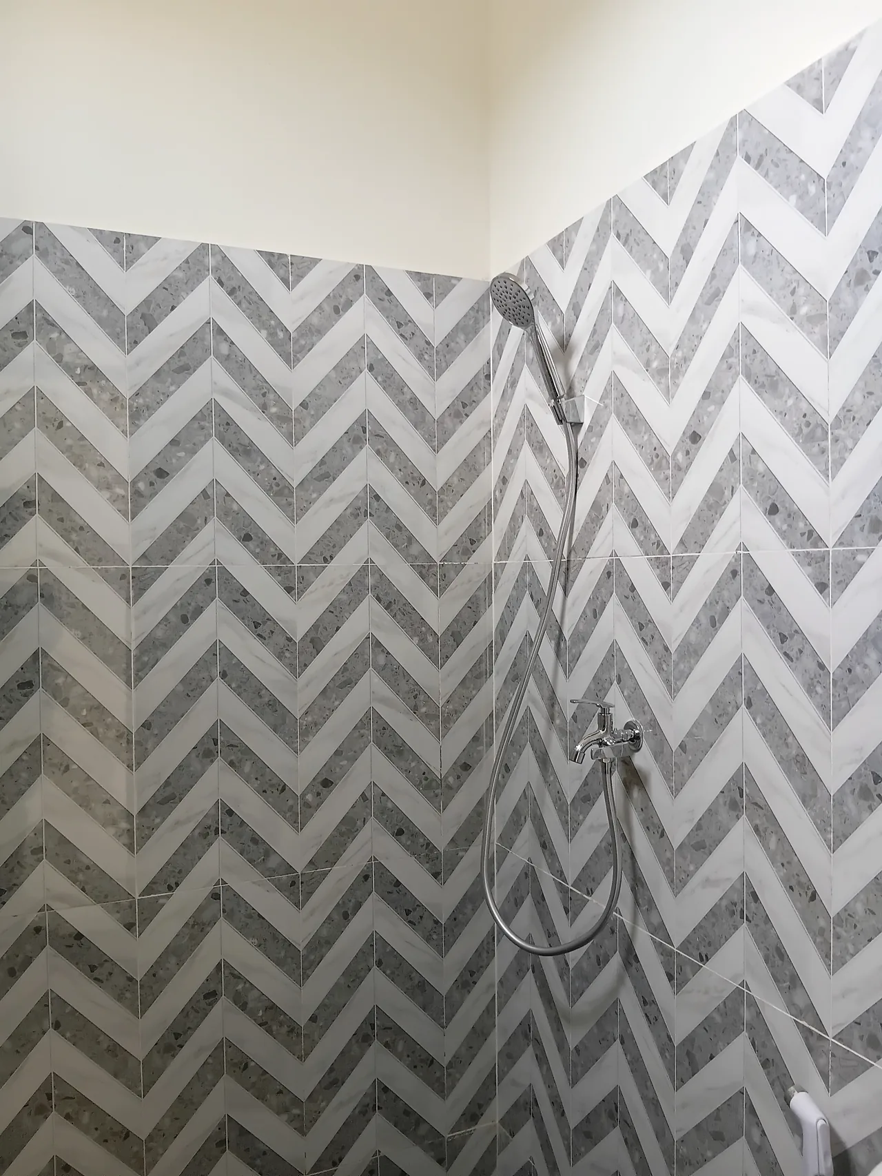 Dinding dan shower kamar mandi Bukit Flamboyan Indah 2