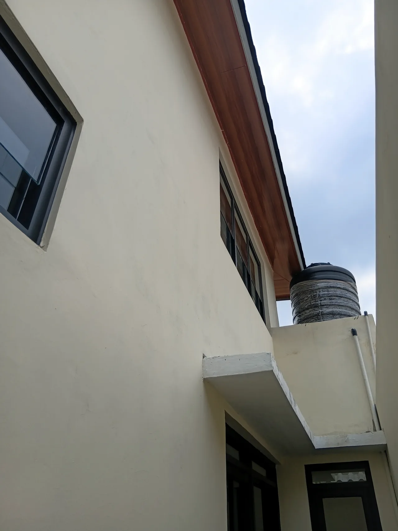 Detail sisi bangunan dan tangki air Bukit Flamboyan Indah 2