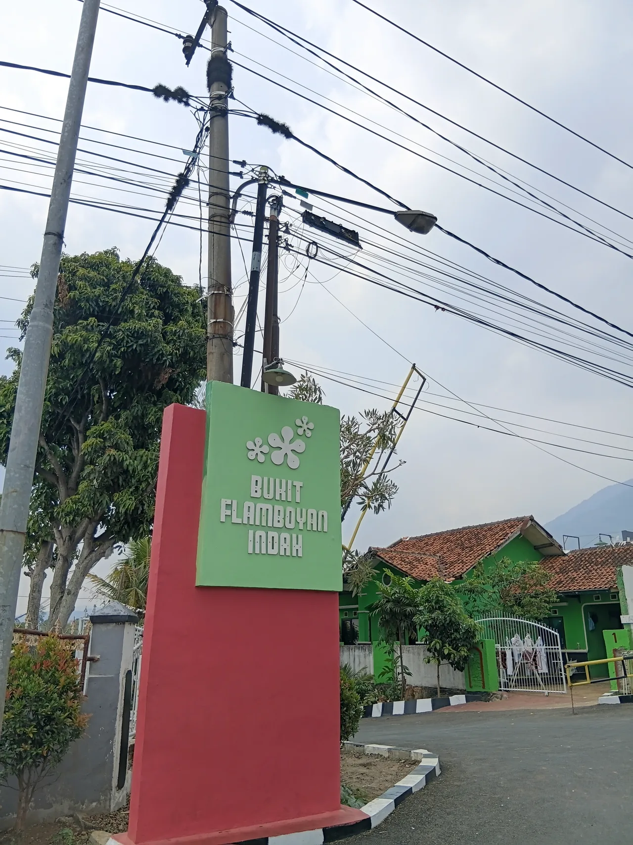 Papan identitas dan akses kawasan, lebar Bukit Flamboyan Indah 2