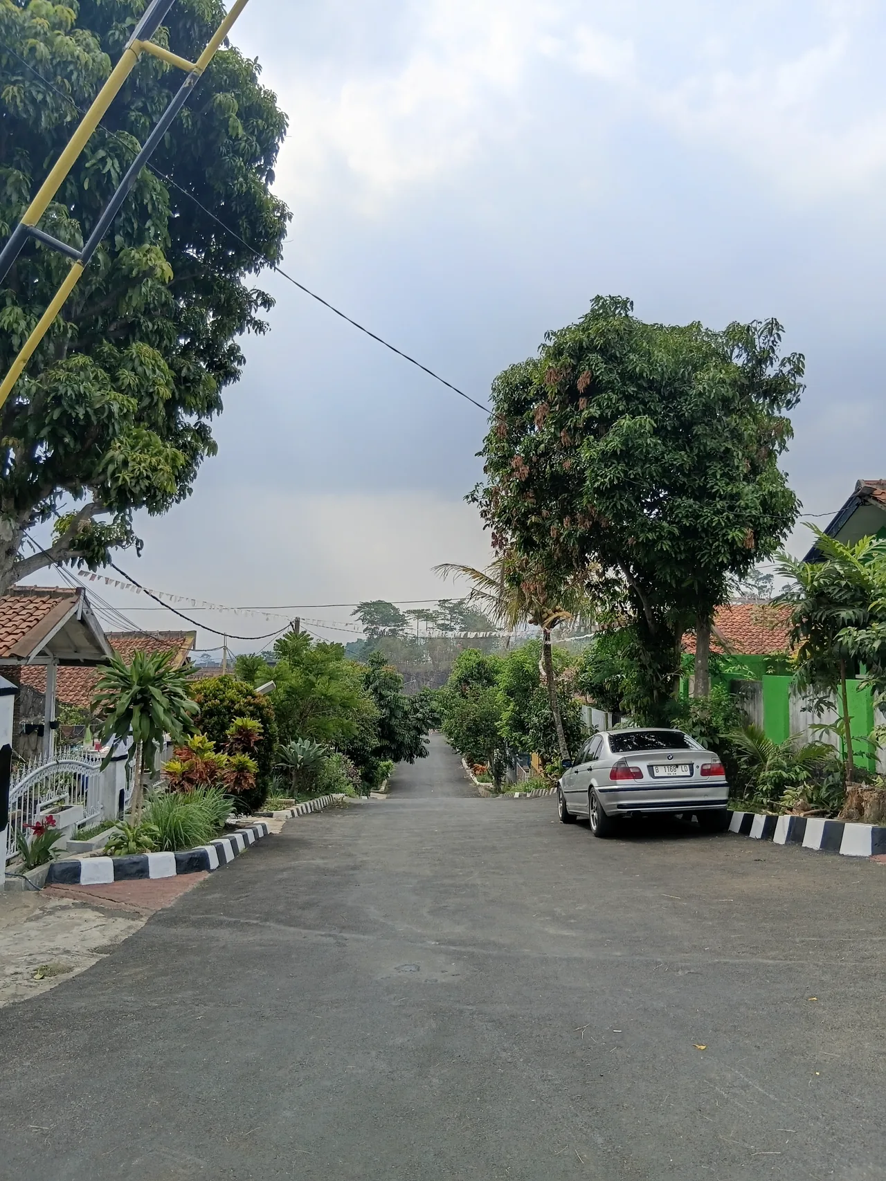 Jalan lingkungan saat dokumentasi Bukit Flamboyan Indah 2